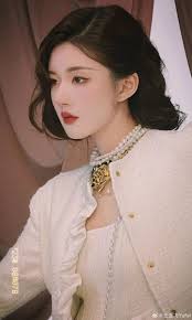 赵露思近照美爆全网：内娱普女脸居然变豪门千金颜！？-腾讯新闻