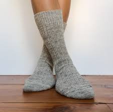 Les chaussettes en laine pour sportif notamment ceux qui pratiquent les sports d'hiver sont très fréquemment achetés, car elle apporte un confort optimal au pied sans parler des autres avantages. Chaussettes Tricotees Le Soulor Chaussettes En Laine Des Pyrenees