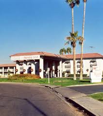 Een inn kun je het beste vertalen als herberg, waar je kunt genieten van een traditionele maaltijd of 'pubfood'. Top Phoenix Arizona Hotel Premier Inns Metro Center