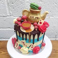 Styled to perfection with details from the book, this event is certain to make you roar! Fantastical Alice In Wonderland Cake Anges De Sucre Anges De Sucre