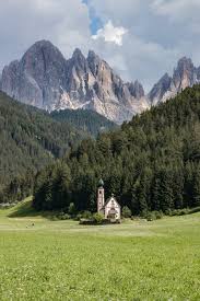 Decouvrir Les Dolomites En Italie Eglise San Giovanni In Ranui Santa Maddalena Italie Paysage Italie Road Trip Italie