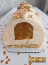 Buche Mousse Caramel Et Son Insert Abricot Pomme Vanille Dessert De Noel Original Recette Dessert Noel Recette Gateau Noel