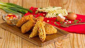 Dihidangkan dgn kulit lumpia, irisian zuchini, bengkoang, daun bawang. 6 Kreasi Jajanan Lezat Dari Kulit Lumpia Tinggal Racik Bahan Lipat Lipat Lalu Goreng