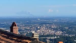 Tra i residenti del grattacielo andato a fuoco a milano, in via antonini, ci sarebbe anche il cantante mahmood. Lzou3aln6iniim