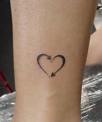 Oklu Kalp Dovmesi Arrow Heart Tattoo Kucuk Dovmeler Dovmeli Kadin Kalp Dovmeleri