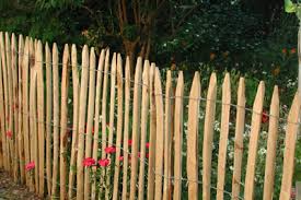 Ein grund liegt auch darin, dass sie so vielseitig einsetzbar sind. Staketenzaun Und Kastanienzaun Fur Den Bauerngarten