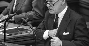 Ved folketingsvalget i 2001 blev poul schlüter genvalgt som statminister, men overlod på grund af alderdom posten til sin søn poul anders fogh rasmussen. Poul Schluter