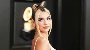 The new rules singer has shared a photo of herself grinning at the camera while on holiday in new york and has shown that she's channelling natural vibes. Dua Lipa Says New Side Swept Bangs Were An Accident Details