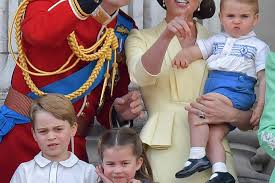 C'est pour cette raison que george, charlotte et louis, les enfants de kate middleton et du prince william, ne s'y sont pas rendus cette année, a confié the. Video Coronavirus George Charlotte Et Louis Soutiennent Le Personnel Soignant