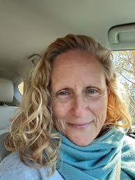 Randy Wong here here's a woman who's 89 years old proven that it's not  about fashion. It's about Stile. of who they are