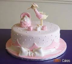Pastel baby shower, decorado con ropitas y botones en el cake topper dispone de un bebe durmiendo, se puede colocar el nombre del bebe, disponible también en color rosado para nena. Ciguena Pink Baby Shower Cake Torta Baby Shower Pastel Baby Shower