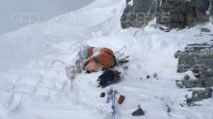 The simple reason that the bodies of dead climbers are scattered about mount everest is that it's too dangerous and difficult to try to remove them. Pin By Lia Aznir On Everest In 2021 Mount Everest Everest Mount Everest Deaths