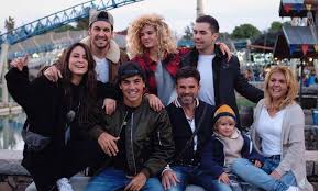 Un thriller, además, en el que trabaja con su hermano óscar casas. Mario Casas Viaja En Familia A Laponia