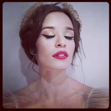 Hoy me levanté En otro lugar Siento ansiedad, la necesidad de contar quién  soy Para no morir Para no olvidar Que la vida es un pequeño soplo de  libertad...