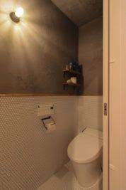 住工房の男子トイレ壁はモールテックスと 小さなモザイクタイル アイアン小物で男前インテリアにしました 造作 洗面台 モールテックス トイレ 壁