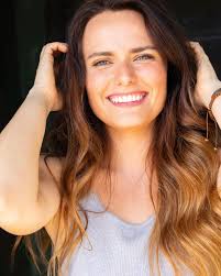 Life is a little wild and hard to grasp sometimes, so we gotta be a little  wild too. 📸 @juliennetaylorgreen #spontaneous #silly #positivemindset  #positivethoughts #wild #actor #casting #andianajones #thefixers