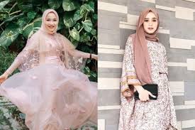Model baju pesta dari bahan kain batik ini terbilang unik dan akan membuat penampilan kaum wanita menjadi lebih istimewa. 7 Inspirasi Baju Pesta Yang Anggun Untuk Hijaber Selain Kebaya Womantalk