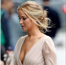 Jennifer shrader lawrence (born august 15, 1990) is an american actress. Jennifer Lawrence S Beauty Through The Years Jennifer Lawrence S Best Beauty Looks