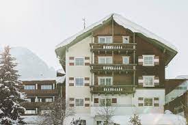 Ein traditionelles stammhotel inmitten von st. The 4 Star Superior Hotel In St Anton Arlberg Schwarzer Adler