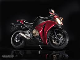 A cbr 1000rr fireblade possui freios abs de disco duplo na frente e simples atrás, possuindo a nova cbr 1000rr fireblade chega com 192 cv de potência, 11 cv a mais comparado com o modelo. Honda Cbr 1000 Rr Fireblade Specs 2008 2009 2010 2011 2012 2013 2014 2015 2016 2017 2018 2019 2020 2021 Autoevolution