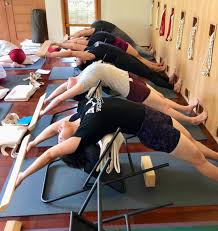 C Studio Jakarta Esercizi Di Yoga Yoga Per Bambini Esercizi Con La Sedia