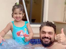 دنيا بطمة وزوجها وحلا الترك. Ø´Ø§Ù‡Ø¯ Ø¯Ù†ÙŠØ§ Ø¨Ø·Ù…Ø© ØªØ¬Ø°Ø¨ Ø§Ù„Ø£Ù†Ø¸Ø§Ø± Ø¨Ø¥Ø·Ù„Ø§Ù„Ø© Ø·Ø¨ÙŠØ¹ÙŠØ© Ø¨Ù…Ù„Ø§Ø¨Ø³ Ø§Ù„Ø³Ø¨Ø§Ø­Ø© Ù…Ø¹ Ø²ÙˆØ¬Ù‡Ø§ ÙˆØ§Ø¨Ù†ØªÙ‡Ù…Ø§ Ø¯Ù†ÙŠØ§ Ø§Ù„ÙˆØ·Ù†