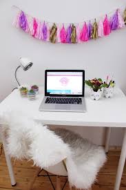 Für das selber machen wird nur wenig werkzeug benötigt. Diy Party Girlande Aus Seidenpapier Selber Machen Schreibtisch Makeover Madmoisell Diy Blog Uber Deko Mode Und Wohnen