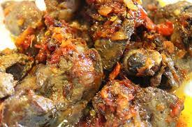 Rasanya yang lezat menjadikan makanan tersebut bisa dimakan dalam segala suasana, baik untuk sarapan, makan siang ataupun makan malam. Hati Ayam Goreng Cili Azie Kitchen