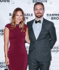 Stephen amell news, gossip, photos of stephen amell, biography, stephen amell girlfriend list cassandra jean amell and stephen amell have been married for 8 years. 2wvxrl Ibqobqm