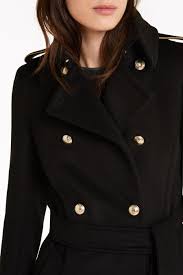 Chiusura a bottone e con tasche a lato dell'apertura. Long Double Breasted Coat Patrizia Pepe