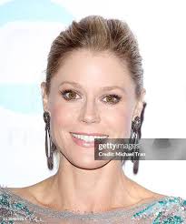 Veronica Melvin and Julie Bowen arrive at LA's Promise 2012 Gala held...  News Photo