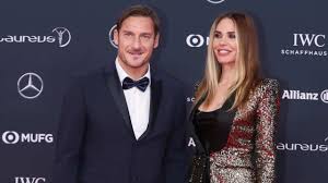 Ilary blasi e francesco totti festeggiano il loro 16esimo anniversario di matrimonio: Francesco Totti Non Si Nasconde Piu Su Ilary Blasi Per Spogliarla Kronic