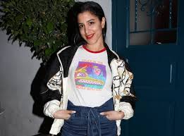 Η μαρίνα σάττι, γνωστή και ως σαττι ή satti, είναι ελληνίδα τραγουδίστρια, συνθέτρια, μουσική παραγωγός και ηθοποιός. H Amhxania Ths Marinas Satti Mprosta Stis Kameres