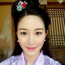 When her mother remarried in 1998 their stepfather, businessman lee hong heon legally adopted her and her older sister, lee yoo bi who is also an actress. Actress Lee Da In Profile Facts Plastic Surgery And Instagram Byeol Korea