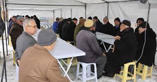 Tatile giderken günler öncesinden planlar yapılır valizler hazırlanır ancak denize giderken sallana sallana gidilmez. Cenaze Evine Ne Gider Bassagligina Giderken Ne Alinir Kizlarsoruyor