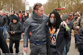Laurence paul fox (born 26 may 1978) is an english actor and political activist, best known for playing the supporting role of ds james hathaway in the british tv drama series lewis from 2006 to 2015. Laurence Fox Warned By Police On Doorstep For Breaking Covid Rules Over London Mayor Election Bid Newscolony