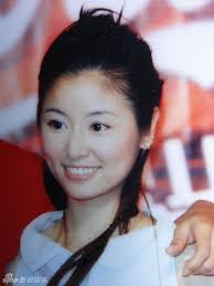 Bao năm trôi qua, lâm tâm như vẫn giữ được nét trẻ trung, xinh đẹp dù đã bước qua tuổi tứ tuần. Khai Quáº­t Them Loáº¡t áº£nh Thuá»Ÿ Má»›i Vao Nghá» Cá»§a Lam Tam NhÆ°