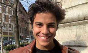 Dopo essere stato colpito da un'emorragia cerebrale causata da una leucemia fulminante mentre si trovava a casa della fidanzata. Gatmvaqiqwvqtm