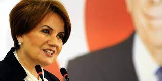 İyi̇ parti genel başkanı meral akşener, çeşitli ziyaretlerde bulunmak üzere eskişehir'in sivrihisar ilçesine geldi. Meral Aksener Kuracagi Partiye Katilacak Genc Isimler Ariyor