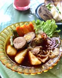 Hanya menurut cerita, konon, makanan ini mendapatkan untuk memudahkan namanya, disebutlah makanan ini selat. 11 Warung Selat Paling Nikmat Di Solo Rasanya Jadul Tapi Mantul