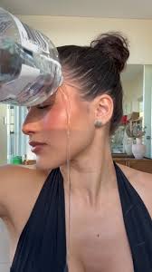 Even through the chaos of moving, my makeup isn’t going anywhere thanks to  this setting spray! @lorealparis #makeup #infalliblesettingspray  #paidpartnership #skincare #haircare