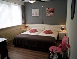 We can offer private classes outside of the daily class times, so get your friends together and come on up to the treetop studio! The Studio Guesthouse Volendam Aktualisierte Preise Fur 2021