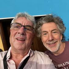 Simon Phillips (Toto, Mike Oldfield, The Who) returns to play drums