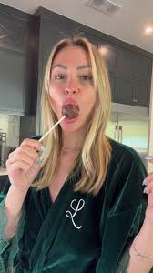 Use refined coconut oil bc its flavorless! #cakepophacks #cakepops #vi...