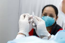 Según los análisis, la vacuna también presenta un resultado del 99 % de seroconversión de anticuerpos neutralizantes y 100 % de efectividad en la prevención de casos moderados y severos de la enfermedad. Sinopharm Eficacia De Vacuna Contra Covid 19 Ha Alcanzado Valores Bastante Buenos Noticias Agencia Peruana De Noticias Andina