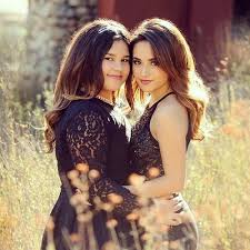 Entre las dos hay mucha conexión y ambas disfrutan de su mutua compañía cuando la agenda de la cantante se lo permite. Becky G Selena Gomez