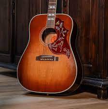 For Gibsunday Let S Admire This 2015 2016 Model Hummingbird Vintage In Cherry Sunburst Finish What Do Acoustic Guitar Accessories Guitar Acoustic Guitar