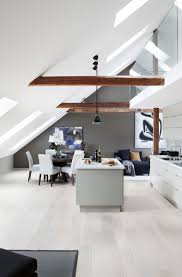 ces poutres en bois massif viennent donner du caractere a cette cuisine ultra moderne et epuree witte keuken interieur loft