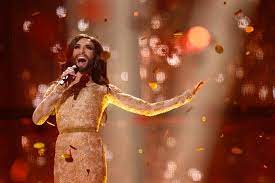 Il réunit les membres de l'union dans le cadre d'une compétition musicale, diffusée en direct et en simultané par tous les pays participants. Eurovision Les 6 Scandales Qui Ont Marque Le Concours