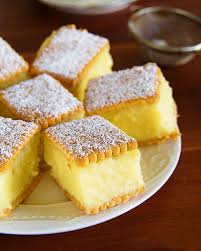 Punem laptele, pastaia de vanilie si. Desert Cu Biscuiti Si Crema De Vanilie Agendautila